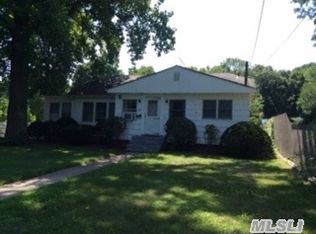 25 6th Ave, Huntington Station, NY 11746
