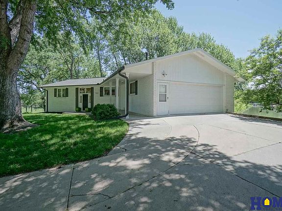 3rd image of 7521 Glenwood Cir