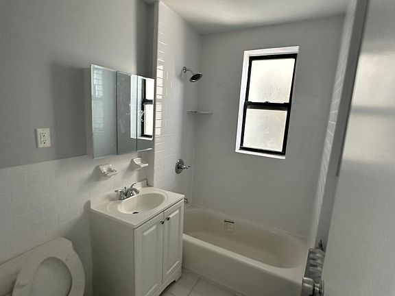 5th image of 170 Jewett Ave #3B
