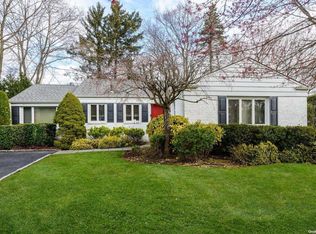 230 Parkside Dr, Roslyn Heights, NY 11577