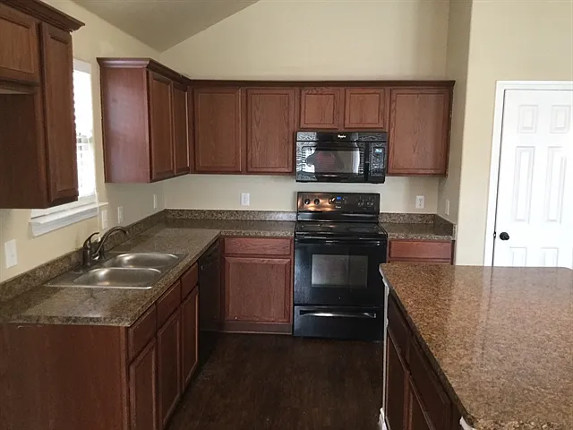 4 bed, 2.0 bath, 1848 sqft, $2,160 — Photo 2