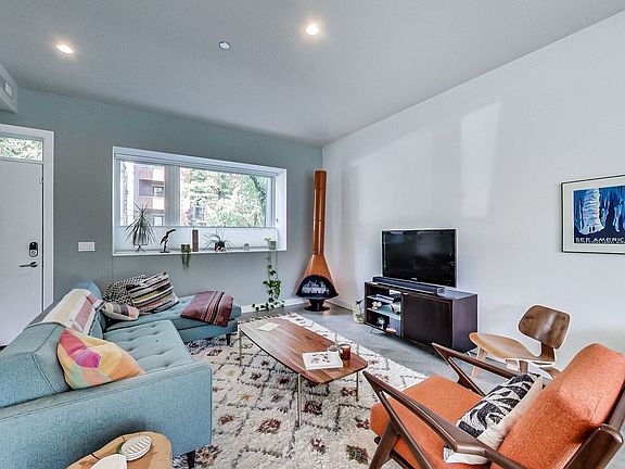 5th image of 2657 N Hamlin Ave