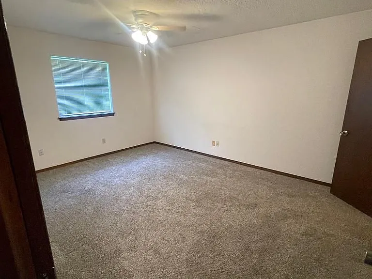 1412 Rebecca Ln — Photo 10