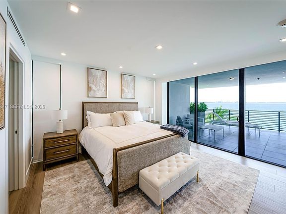 4th image of 1930 Bay Dr #Penthouse 2