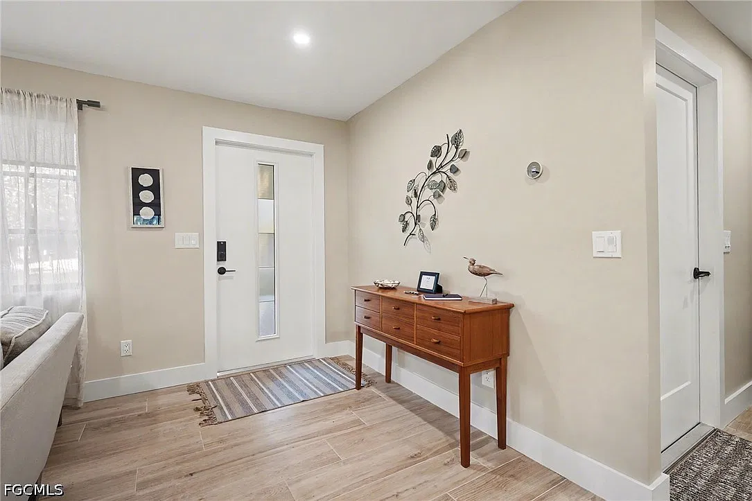 3 bed, 2.0 bath, 1820 sqft, $3,500 — Photo 3