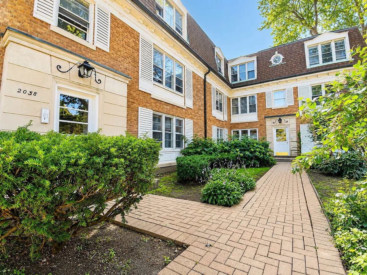 2 bed, 1200 sqft, $2,400 — Photo 2