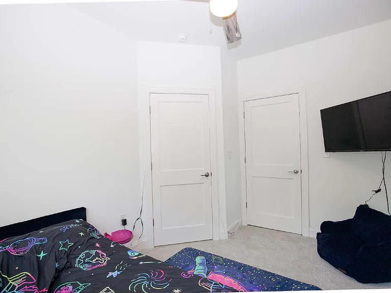381 James St — Photo 33