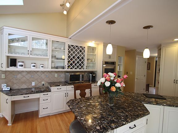 3rd image of 6 Blackberry Ln