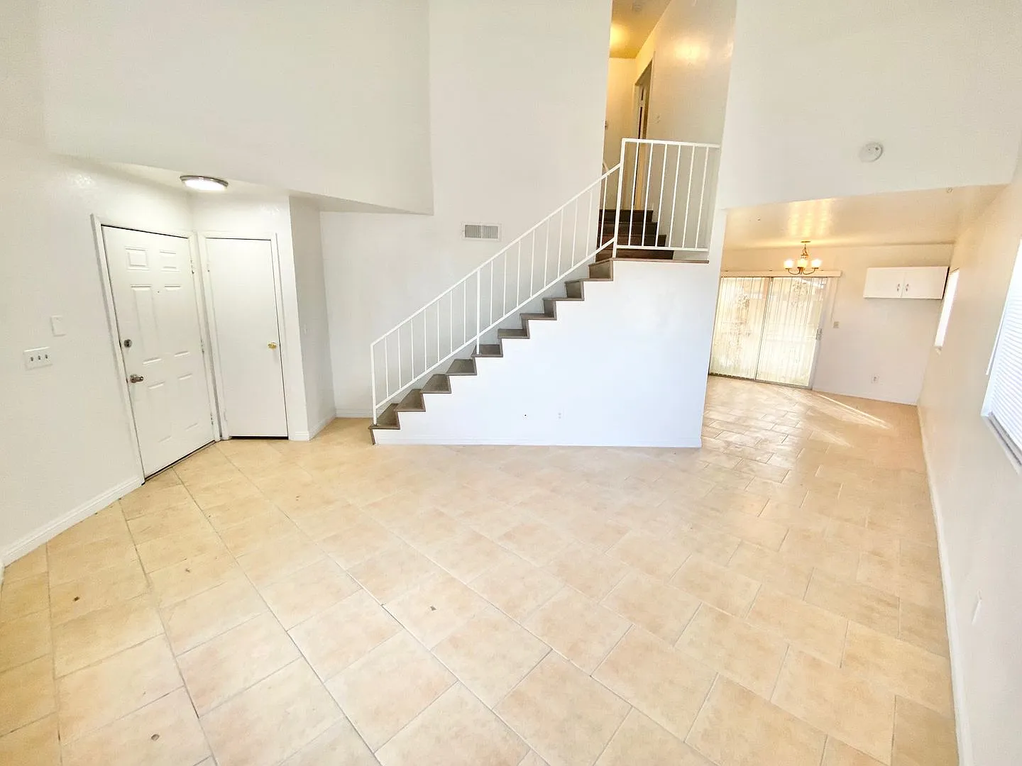 Adorable 3-bedroom corner-unit condo with recently updated kitchen and bathrooms — Photo 3