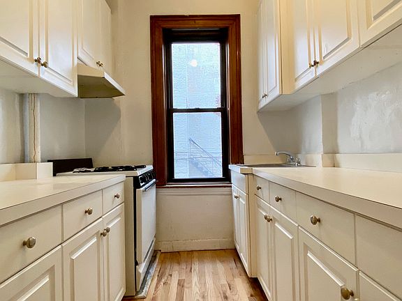 4th image of 189 Claremont Ave #3A