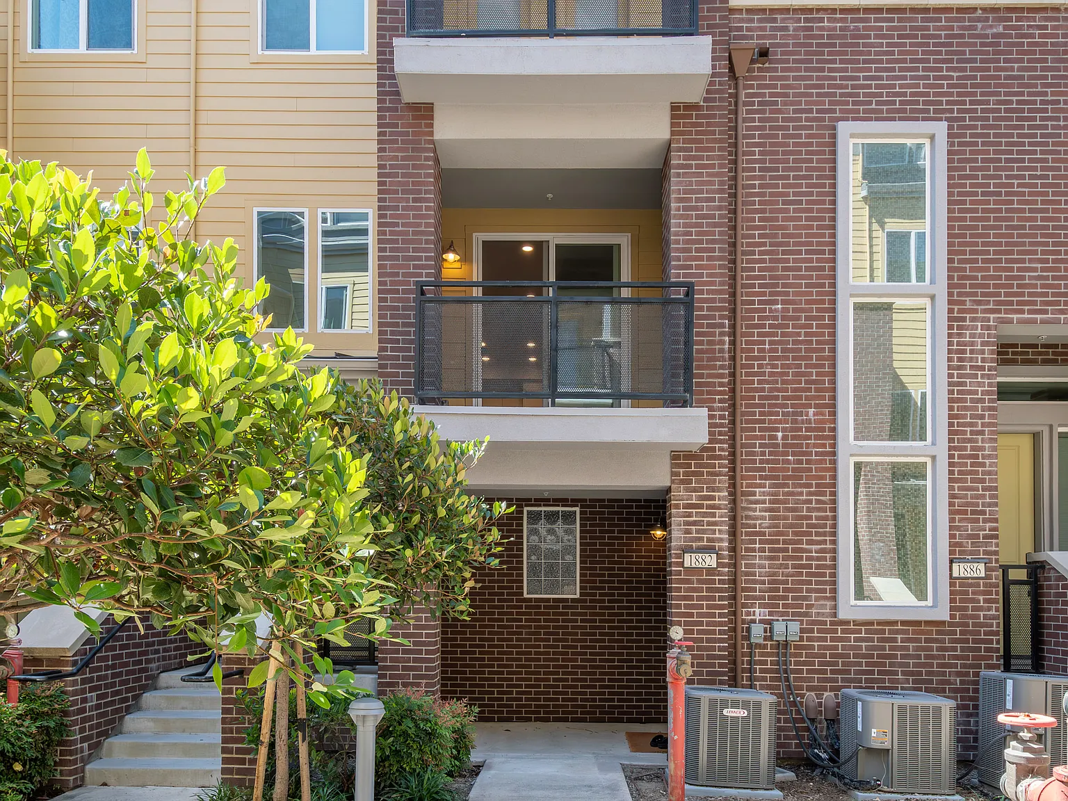 3 bed, 1400 sqft, $4,400 — Photo 1