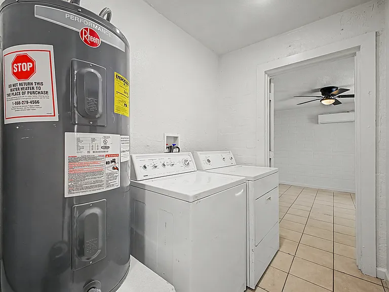 2433 E Cameron Vis — Photo 13