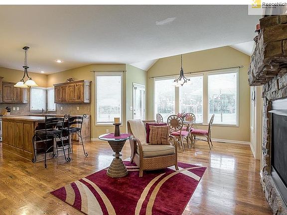 Spacious kitchen great for hosting dinner parties
