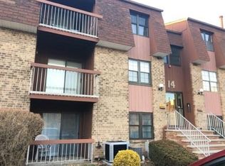 160A Overlook Ct, Woodbridge, NJ 07095