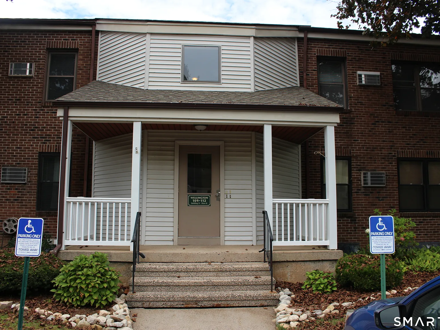 2 bed, 1.0 bath, 887 sqft, $1,900 — Photo 2