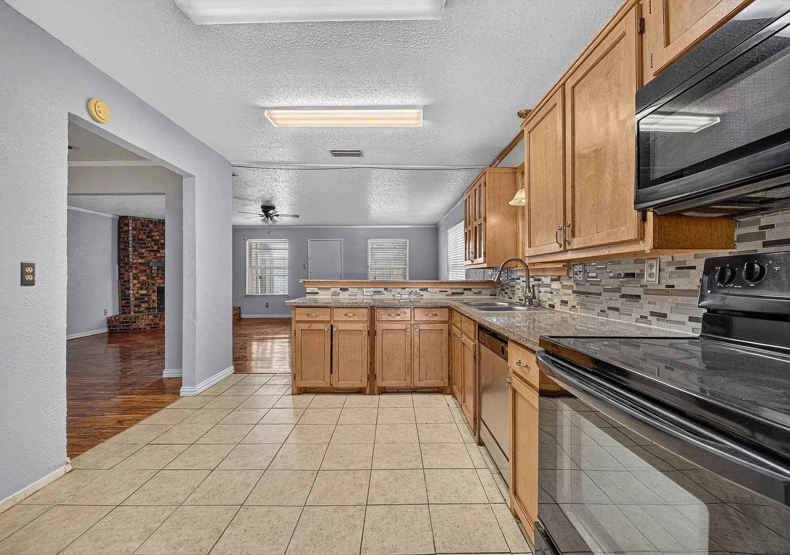 Welcoming 4/2 in Central Arlington Location — Photo 3