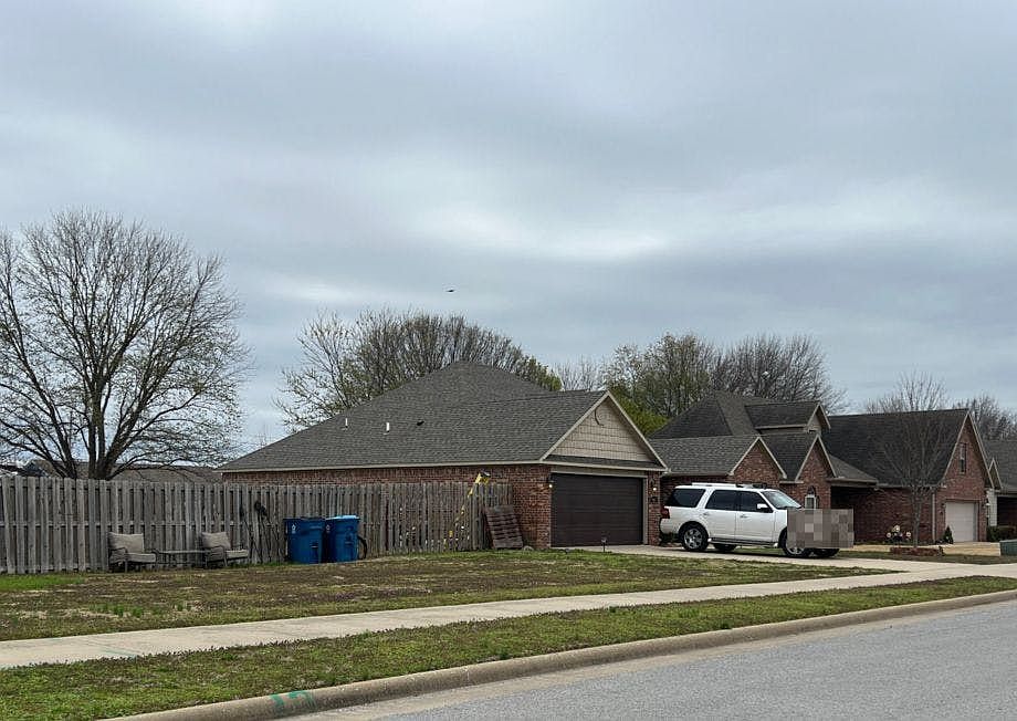 2nd image of 805 SW Wallstone Rd