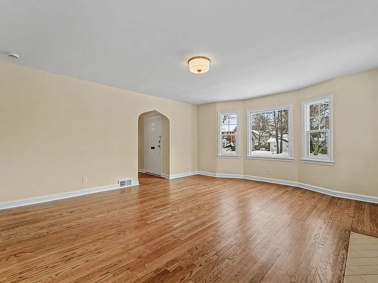 303 Wesley St — Photo 6