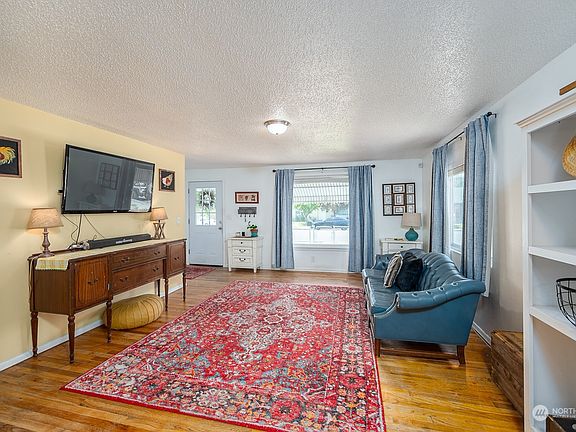 3rd image of 1133 W Columbia Avenue