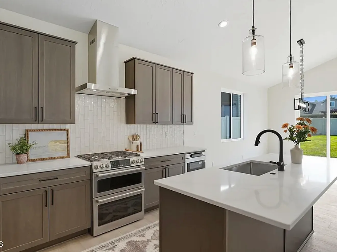 4 bed, 2443 sqft, $4,995 — Photo 2