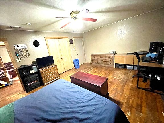 5th image of 209 N Bowie St