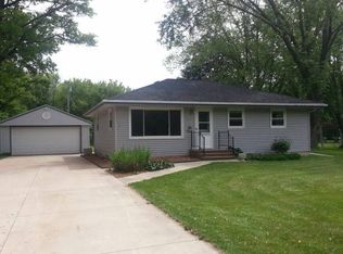 938 Sunset Dr, Delafield, WI 53018