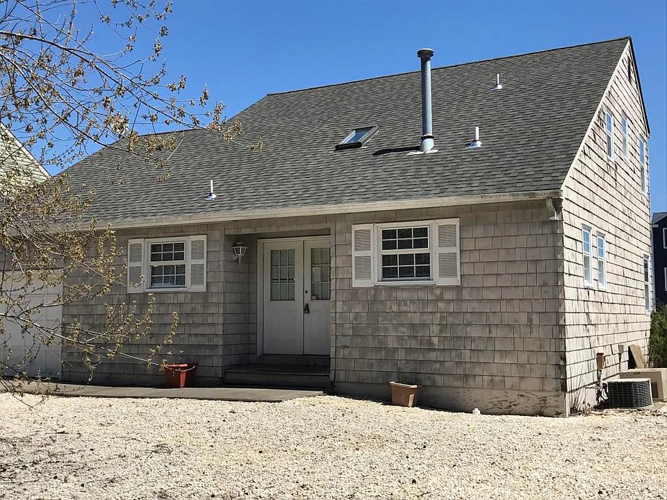 1st image of 90 Moorage Ave