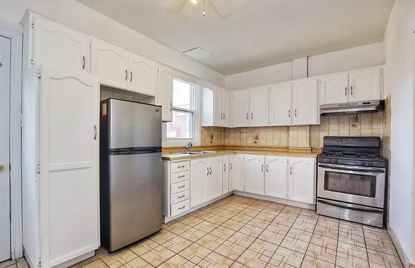 59 Strathcona Avenue, Rooms for Rent — Photo 3