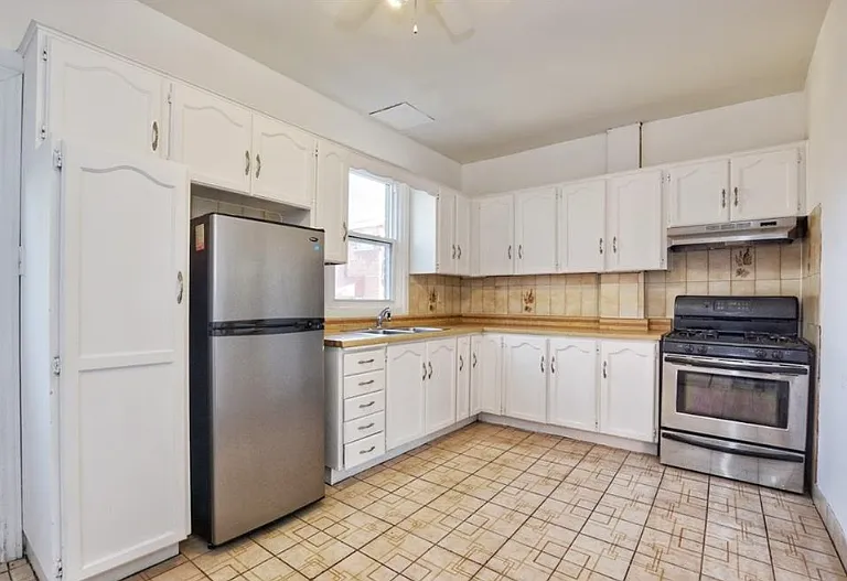 59 Strathcona Ave S #ROOMS — Photo 3