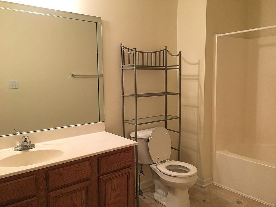 Bathroom 2 in upstairs