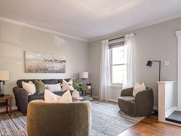 5th image of 303 Charlton Ave W