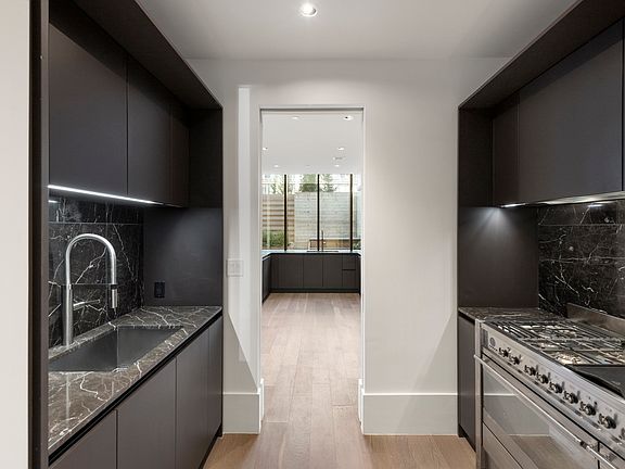 5th image of 429 Kent Ave #Townhouse 7