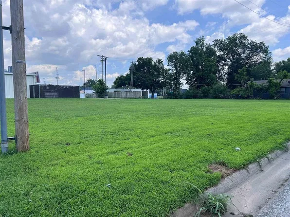 1422 N 1st St, Arkansas City, KS 67005