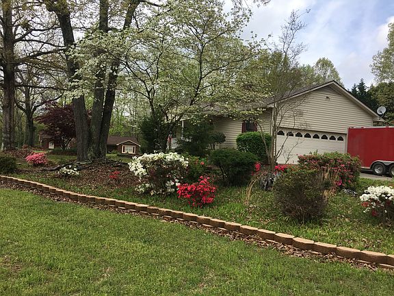 Attached garage-
Utility rm