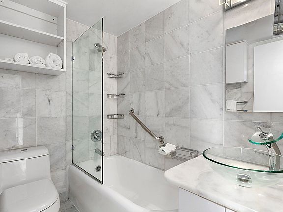 4th image of 320 E 42nd St APT 2311
