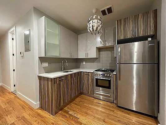4th image of 378 Lewis Ave