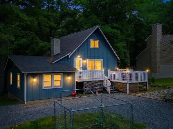 204 Mountain Lake Dr, Dingmans Ferry, PA 18328