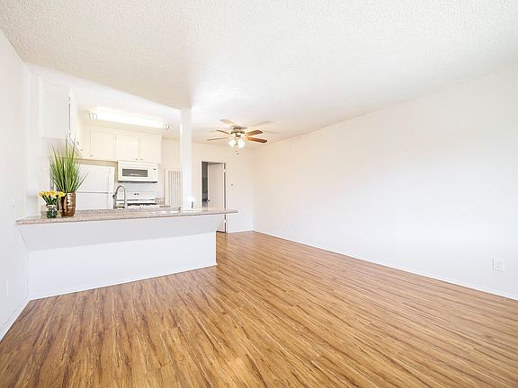 2nd image of 15925 Victory Blvd #117211
