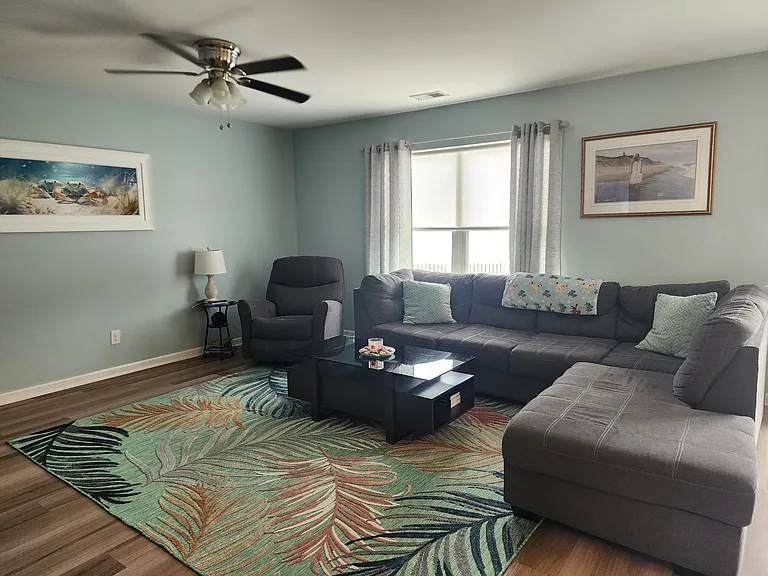 1300 Arbor Ct — Photo 3