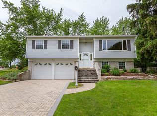 208 S Braintree Dr, Schaumburg, IL 60193