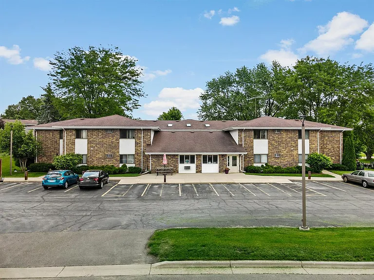 501 Alan Dr — Photo 2