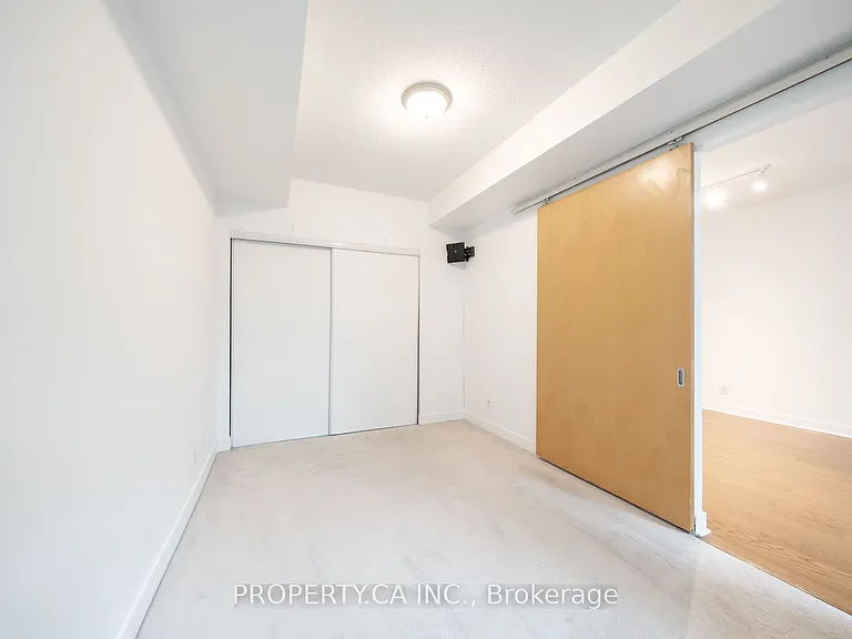 438 King St W #803 — Photo 9