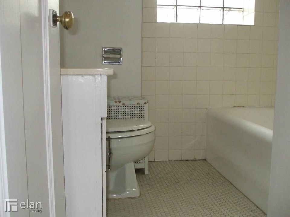 2nd image of 1002 W Belden Ave APT 303