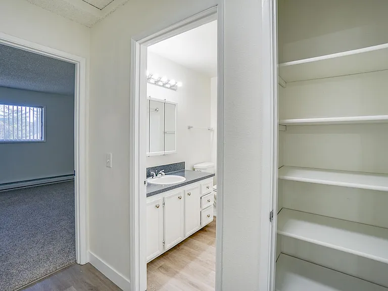 Charwin Court Apartments — Photo 27