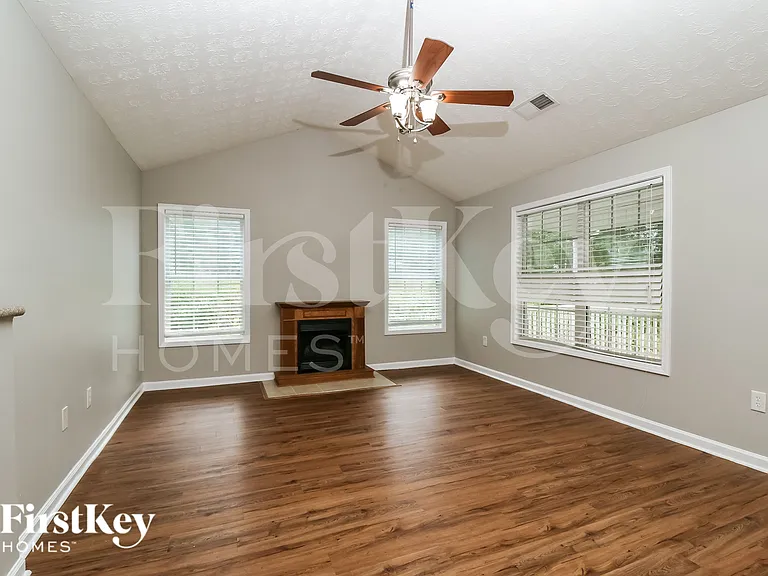 140 Thrasher Rd — Photo 3