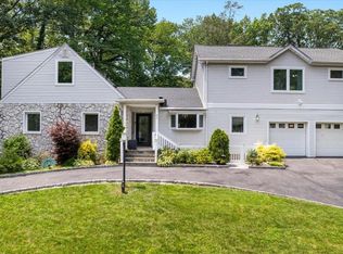 82 Wood Hollow Ln, New Rochelle, NY 10804