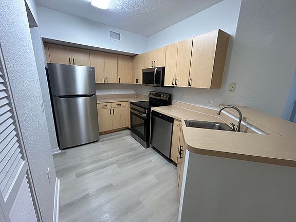 3rd image of 2202 Belmont Ln #2202