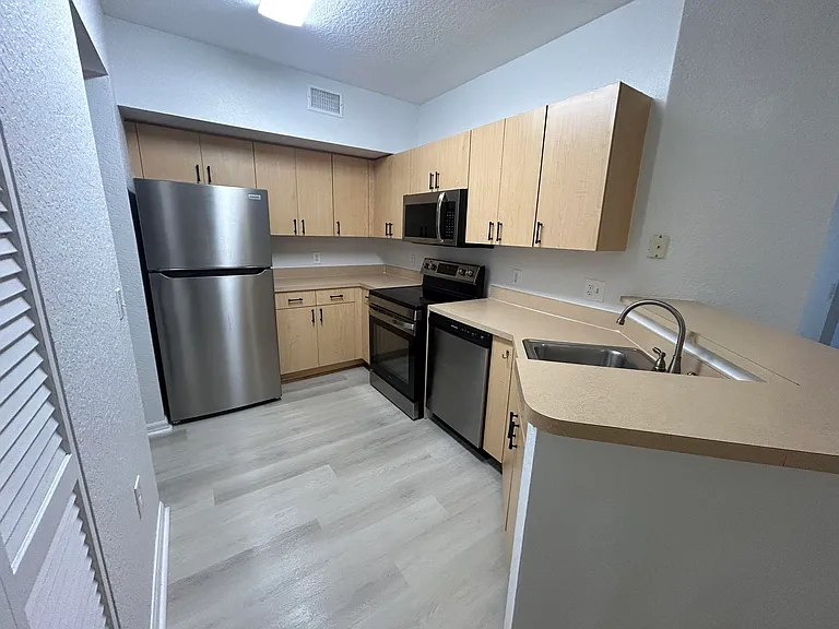 2202 Belmont Ln #2202 — Photo 3