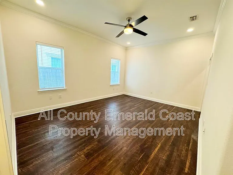 722 Kelly St — Photo 35