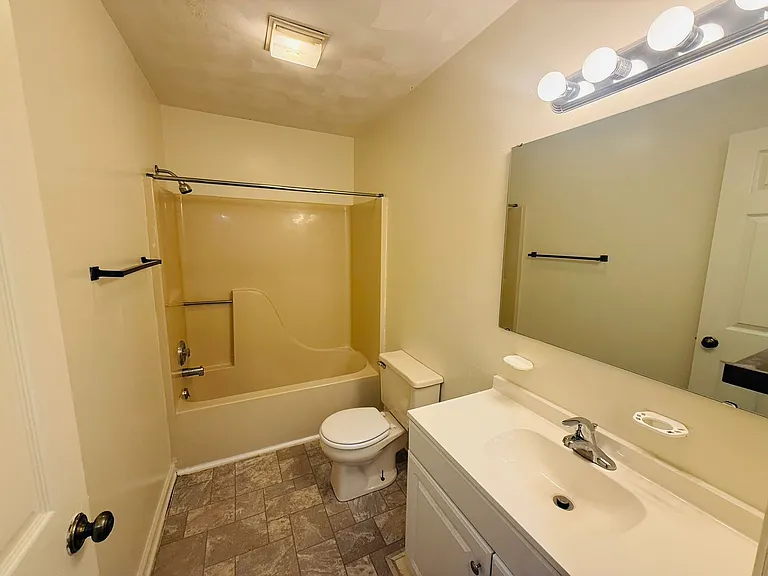 882 Patrick Henry Dr — Photo 13